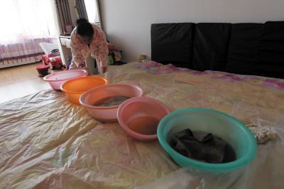 绥中楼上漏水，住户失联，小区没物管，业主维权难！律师来支招……